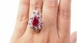 Bague cocktail en or blanc, rubis et diamants