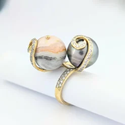 Bague cocktail en or jaune perle grise de Tahiti et agate
