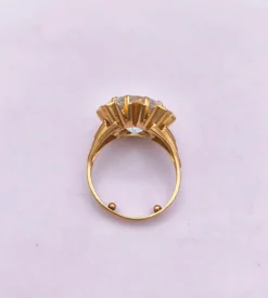 Bague cocktail en or jaune ornée d'une importante Aigue marine