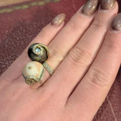Bague cocktail en or jaune perle grise de Tahiti et agate
