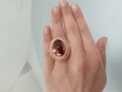 Bague cocktail en or rose 18k, Tourmaline cabochon pavage diamants et saphirs
