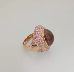 Bague cocktail en or rose 18k, Tourmaline cabochon pavage diamants et saphirs