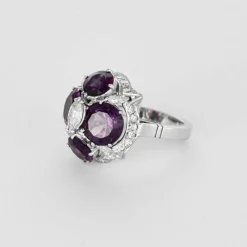 Bague cocktail or gris, diamants et améthystes