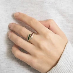 Bague cocktail or jaune et blanc émeraudes rubis et diamants