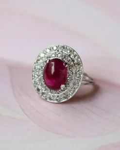 Bague Cocktail Ovale en Or ornée d'un Rubis Cabochon et Diamant