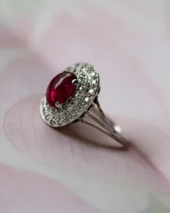 Bague Cocktail Ovale en Or ornée d'un Rubis Cabochon et Diamant