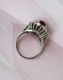 Bague Cocktail Ovale en Or ornée d'un Rubis Cabochon et Diamant