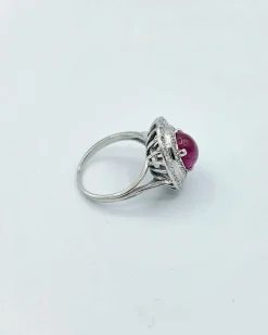 Bague Cocktail Ovale en Or ornée d'un Rubis Cabochon et Diamant