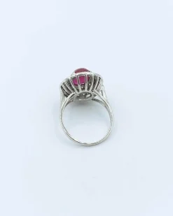 Bague Cocktail Ovale en Or ornée d'un Rubis Cabochon et Diamant