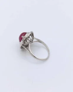 Bague Cocktail Ovale en Or ornée d'un Rubis Cabochon et Diamant