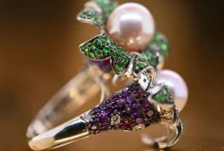 Bague Cocktail Perle Émeraude Améthyste Diamants Rubis