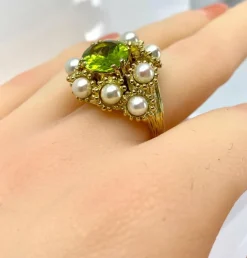 Bague coktail en or jaune 18 carats, péridot 3,98 ct et 9 perles