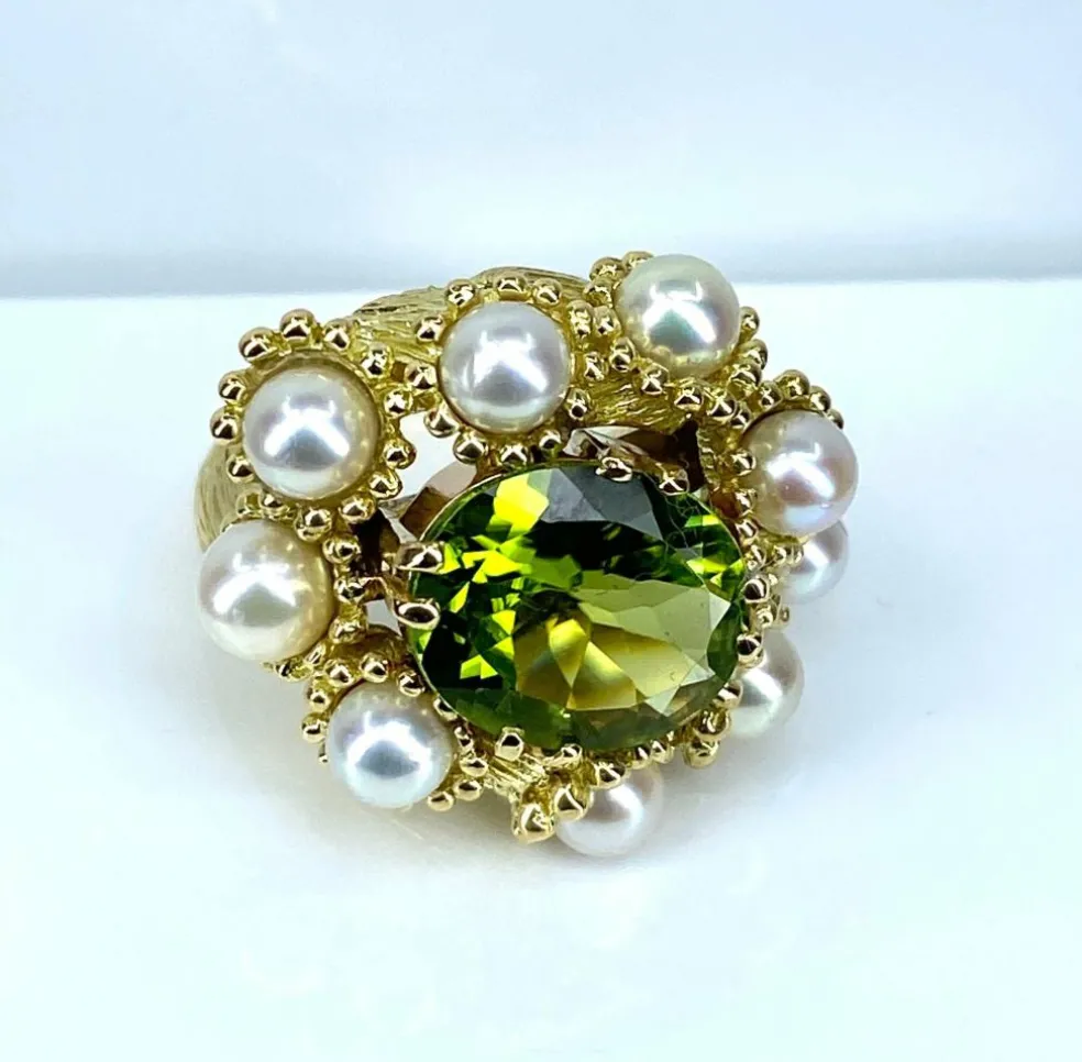 Bague coktail en or jaune 18 carats, péridot 3,98 ct et 9 perles