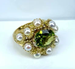 Bague coktail en or jaune 18 carats, péridot 3,98 ct et 9 perles