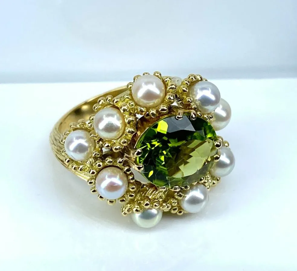 Bague coktail en or jaune 18 carats, péridot 3,98 ct et 9 perles