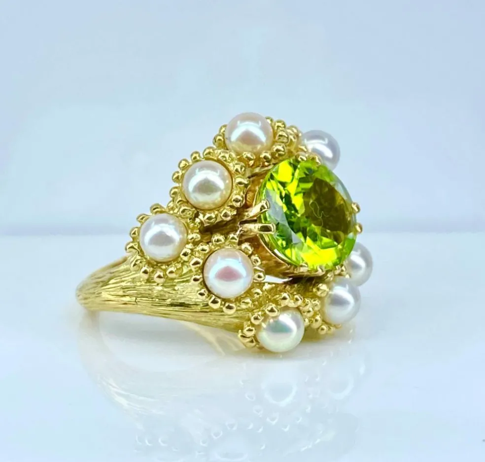 Bague coktail en or jaune 18 carats, péridot 3,98 ct et 9 perles