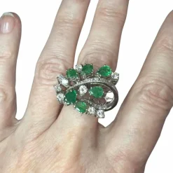 Bague contemporaine avec diamants et émeraudes en chute de 1,80 ct