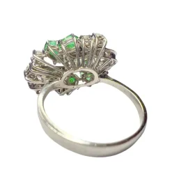 Bague contemporaine avec diamants et émeraudes en chute de 1,80 ct