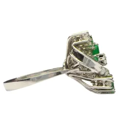 Bague contemporaine avec diamants et émeraudes en chute de 1,80 ct