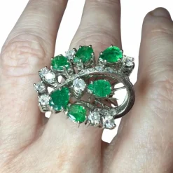 Bague contemporaine avec diamants et émeraudes en chute de 1,80 ct