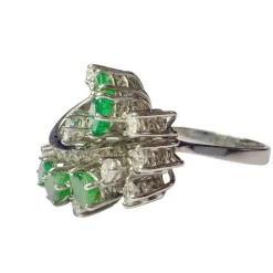 Bague contemporaine avec diamants et émeraudes en chute de 1,80 ct