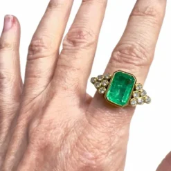 BAGUE CONTEMPORAINE DU XXE SIÈCLE en OR 18 carats avec ÉMERAUDE CENTRALE et DIAMANTS - avec certificat de laboratoire