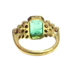 BAGUE CONTEMPORAINE DU XXE SIÈCLE en OR 18 carats avec ÉMERAUDE CENTRALE et DIAMANTS - avec certificat de laboratoire