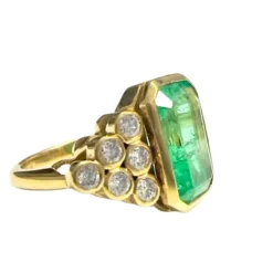 BAGUE CONTEMPORAINE DU XXE SIÈCLE en OR 18 carats avec ÉMERAUDE CENTRALE et DIAMANTS - avec certificat de laboratoire