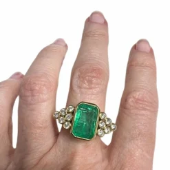 BAGUE CONTEMPORAINE DU XXE SIÈCLE en OR 18 carats avec ÉMERAUDE CENTRALE et DIAMANTS - avec certificat de laboratoire