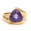 Bague contemporaine en or jaune 14 carats sertie d'une améthyste