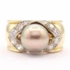 Bague contemporaine en or jaune sertie d'une perle et de diamants