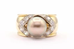 Bague contemporaine en or jaune sertie d'une perle et de diamants