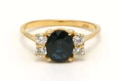 Bague Contemporaine en or jaune 18 carats sertie d'un saphir et de diamants