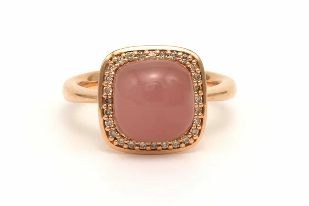 Bague contemporaine en or rose 18 carats sertie de diamants et d'un quartz rose