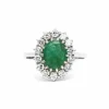 Bague contemporaine en or blanc 18 carats sertie d'une émeraude et de diamants