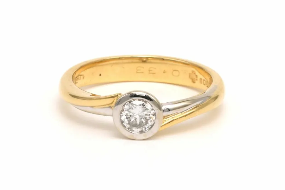 Bague contemporaine en or jaune et blanc 18 carats sertie d'un diamant (0.33ct)