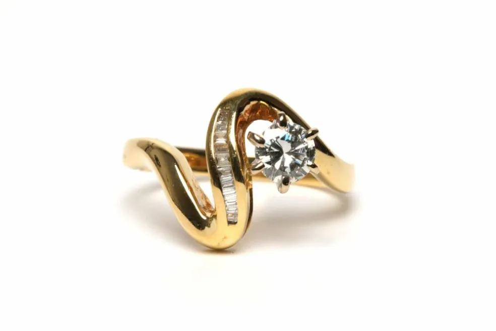 Bague contemporaine en or jaune 18 carats sertie de diamants