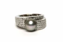 Bague contemporaine en or blanc, perle de Tahiti et diamants (+-0.396ct)