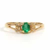 Bague contemporaine en or jaune 18 carats sertie d'une émeraude et de diamants