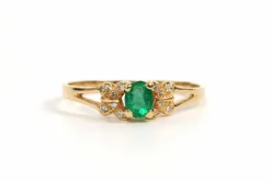Bague contemporaine en or jaune 18 carats sertie d'une émeraude et de diamants