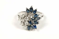 Bague contemporaine en or blanc sertie de saphirs et de diamants