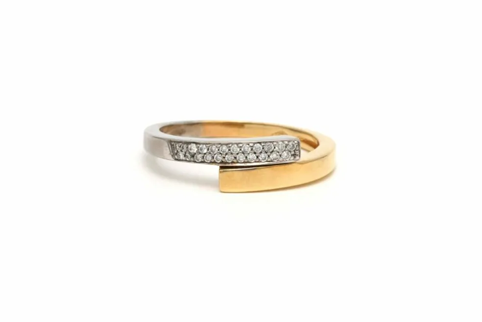Bague contemporaine en or jaune et blanc 18 carats sertie de diamants