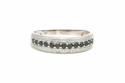Bague contemporaine en or blanc 18 carats sertie de saphirs
