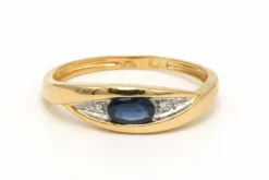 Bague contemporaine en or jaune 18 carats sertie d'un saphir et diamants