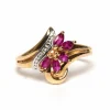 Bague contemporaine en or jaune 18 carats sertie de rubis et d'un diamant