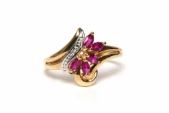 Bague contemporaine en or jaune 18 carats sertie de rubis et d'un diamant