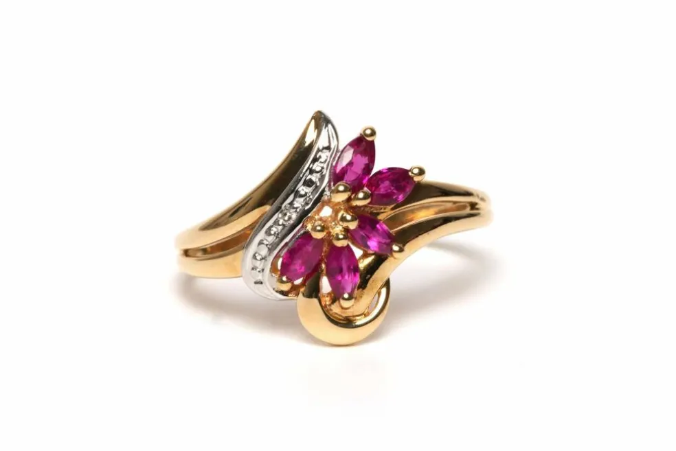 Bague contemporaine en or jaune 18 carats sertie de rubis et d'un diamant