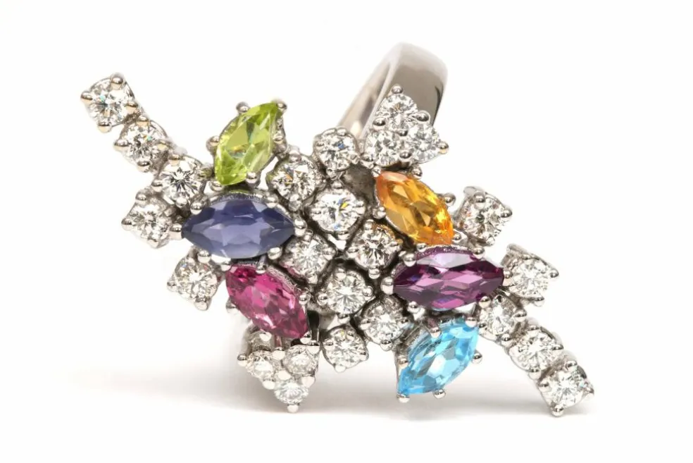 Bague contemporaine en or blanc, pierres multiples, diamants