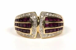 Bague contemporaine en or jaune sertie de rubis et de diamants
