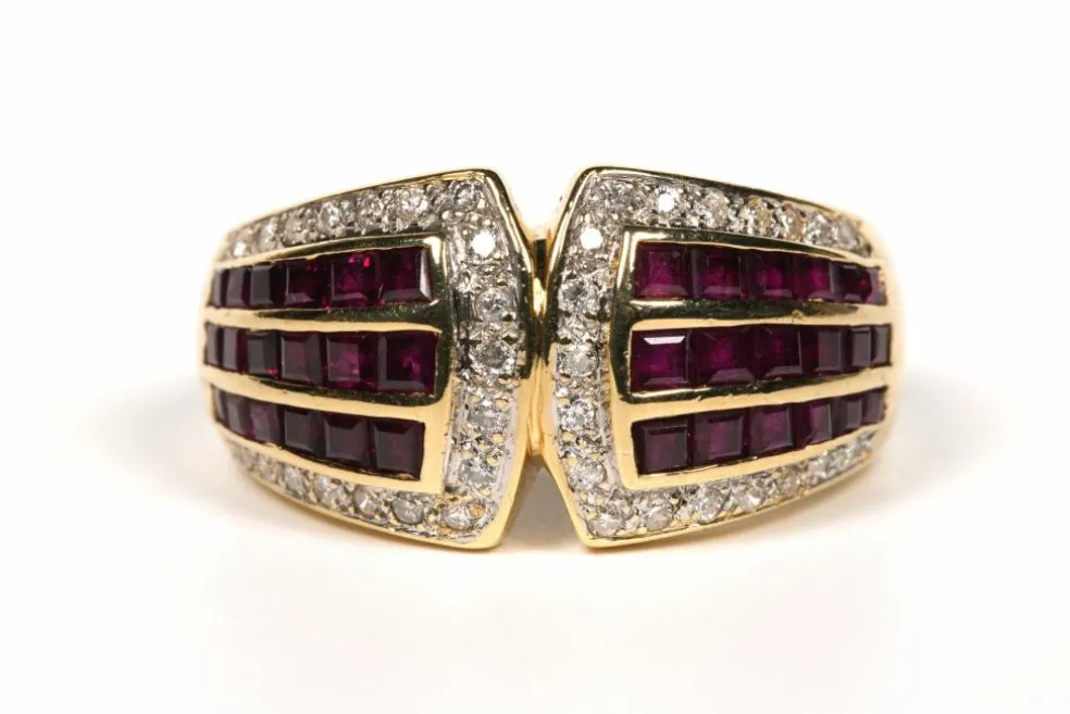 Bague contemporaine en or jaune sertie de rubis et de diamants